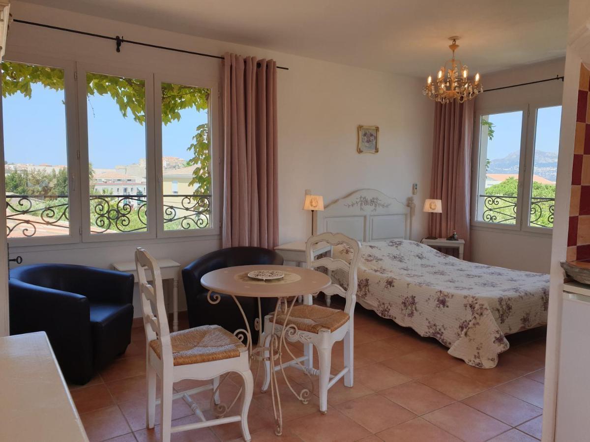 Residence A Merula Калви Екстериор снимка